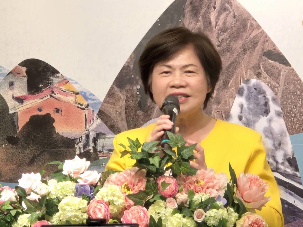 ▲臺北市藝文推廣處處長詹素貞在特展開幕式致詞時表示,這次島嶼篇主題展作品豐富多彩,具體展現參展藝術家們的創作精神與功力,令人敬佩。(記者 詹佳綺/攝)