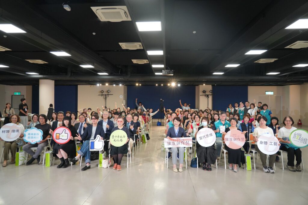 臺中市第8屆纖維創作獎頒獎典禮大合照。（圖/文化局提供）