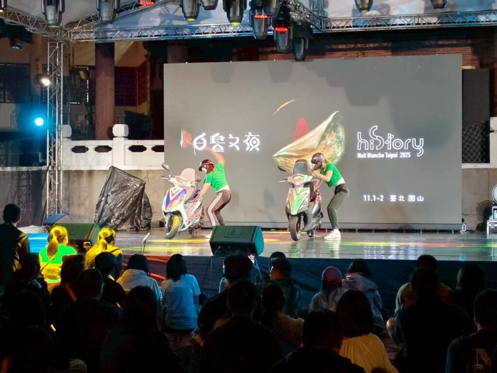 ▲白晝之夜十週年，百藝舞台上演一段外送員遇鬼的靈異故事。（記者 陳安婷/攝）