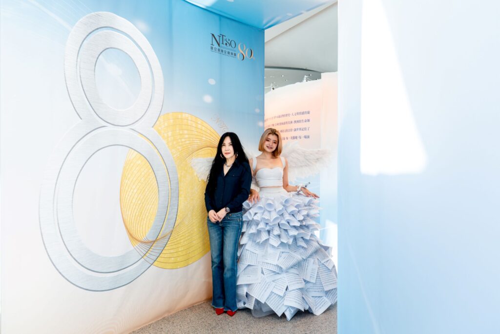NTSO 80週年特展「時間的樂譜」開幕活動，時尚設計師黃秀瑾與千張樂譜縫製的長擺禮服。（圖/文化部提供）