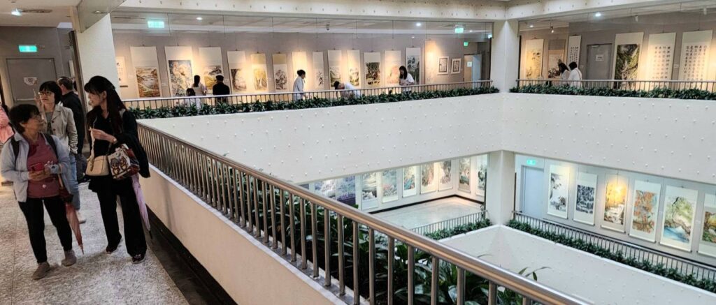 ▲展場的書畫作品吸引民眾的有興致的觀賞。（記者 詹佳綺/攝）