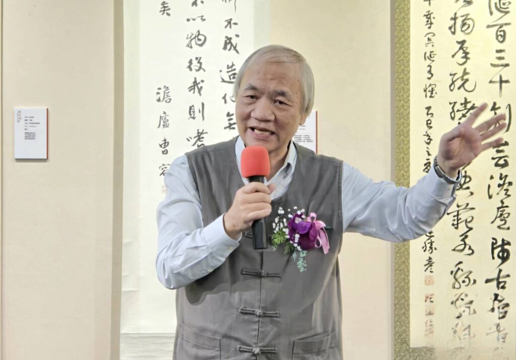 ▲穆然書會指導老師張穆希指出，曹公的藝術修為可說是「字如其人」，在他精神引導與傳承下，樹立了書壇領導者的卓然不朽地位。（記者 詹佳綺/攝）