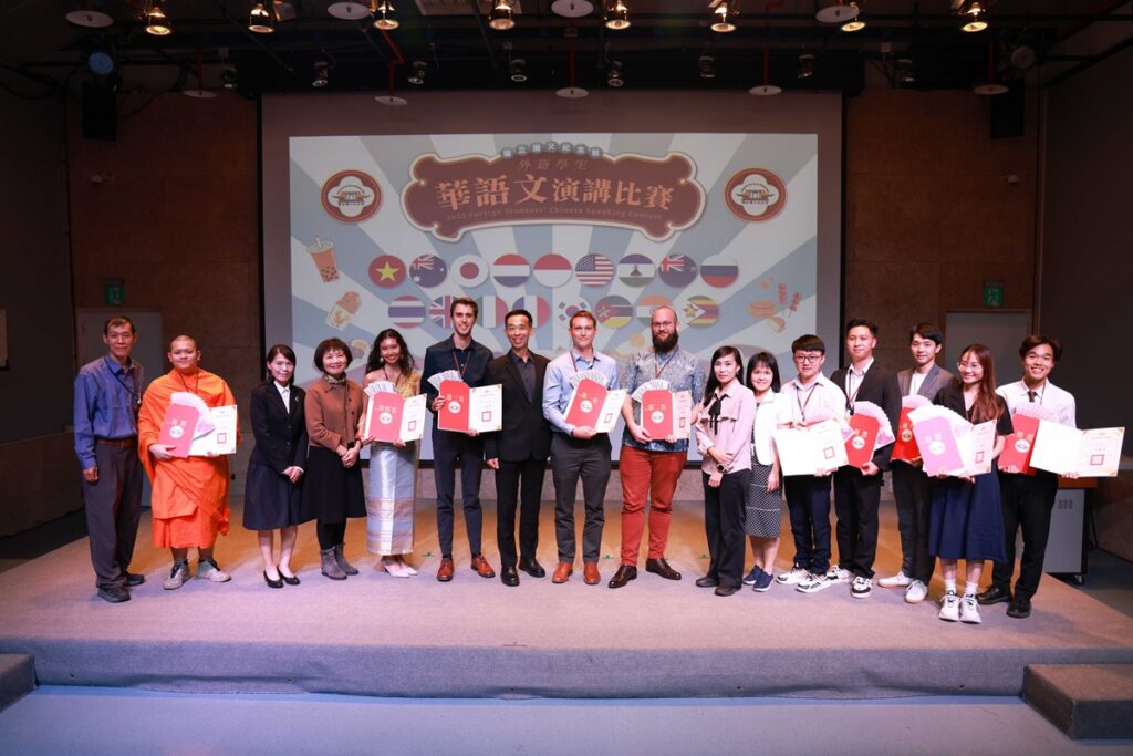 國父紀念館王蘭生館長與得獎同學合影。（圖/國館提供） 