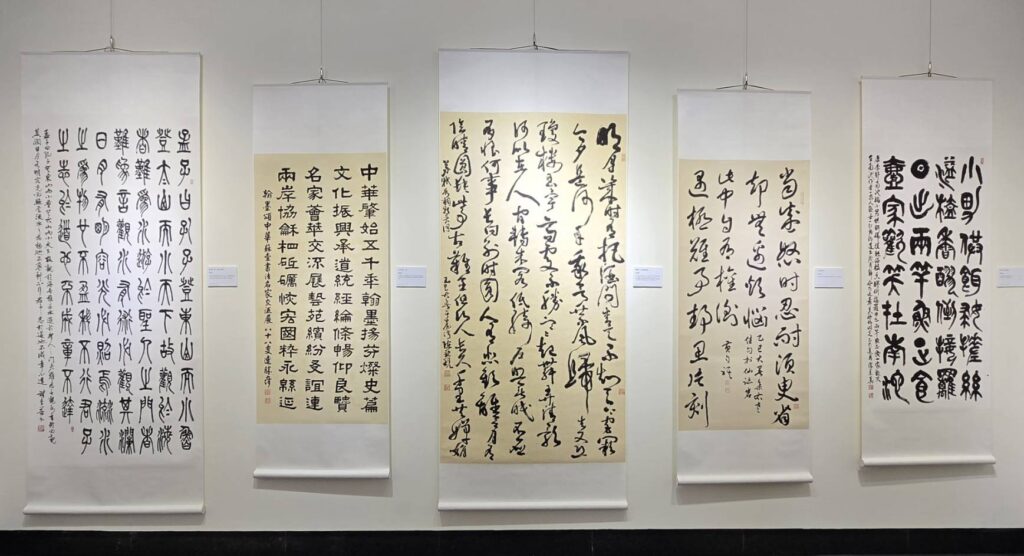 ▲臺灣多位書界名家大師暨領導人的作品展出，成為全場矚目焦點，備受好評。（記者 詹佳綺/攝）