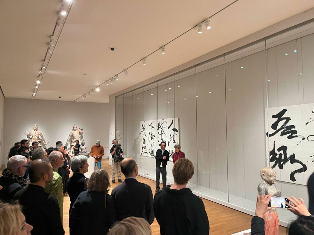 ▲臺灣書法家董陽孜(中)的作品在荷蘭國家博物館展出。(圖/文化部 提供)