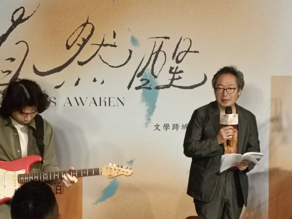 ▲日本詩人四元康祐的即興朗頌作品，和音樂產生對應交融，讓人耳目一新。（記者 辛澎祥/攝）