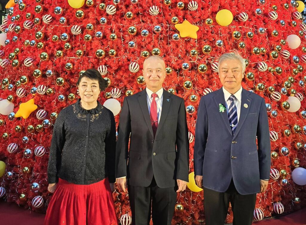 ▲國際知名聲樂家簡文秀教授（左起）國北教大校長陳慶和與校友總會長粘舜權進行點燈祈福儀式。（記者 詹佳綺/攝）