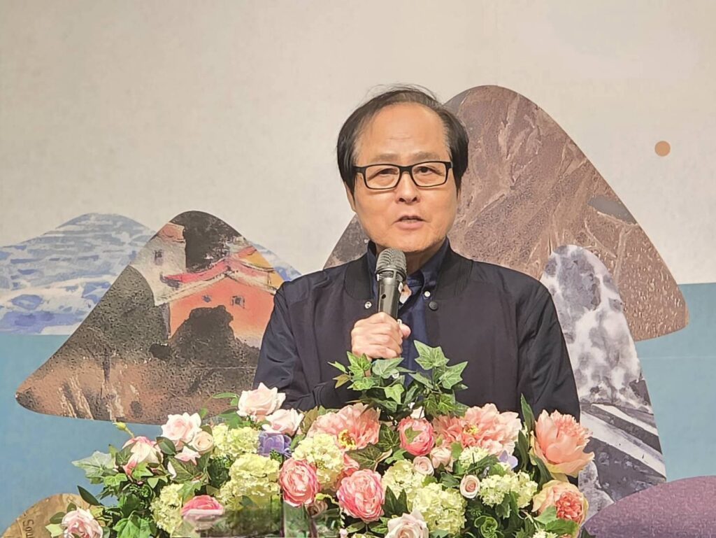 ▲臺灣美術院院長蘇憲法對協會理事長郭宗正表達讚譽,強調參展藝術家展現藝術的根源與特色,讓作品極具可看性,年度系列大展受到大家的高度關注。(記者 詹佳綺/攝)