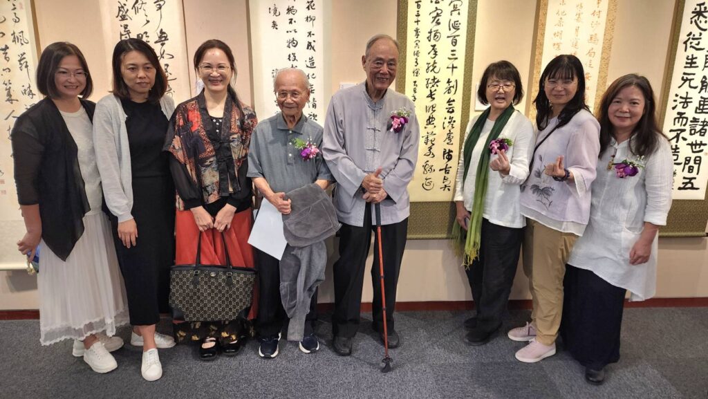 ▲澹廬書會名譽理事長連勝彥（右四）及澹廬文教基金會董事長連瑞芬（右三）策畫此次澹廬書會顧問及會員展出，備受肯定，與貴賓於展場開心合影留念。（記者 詹佳綺/攝）