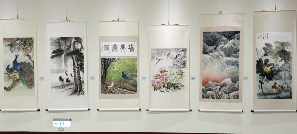 ▲▼水墨畫的靈動與色系之美,讓參展的會員老師們筆觸更顯開闊,在畫布上留下生命的軌跡。(記者 詹佳綺/攝)