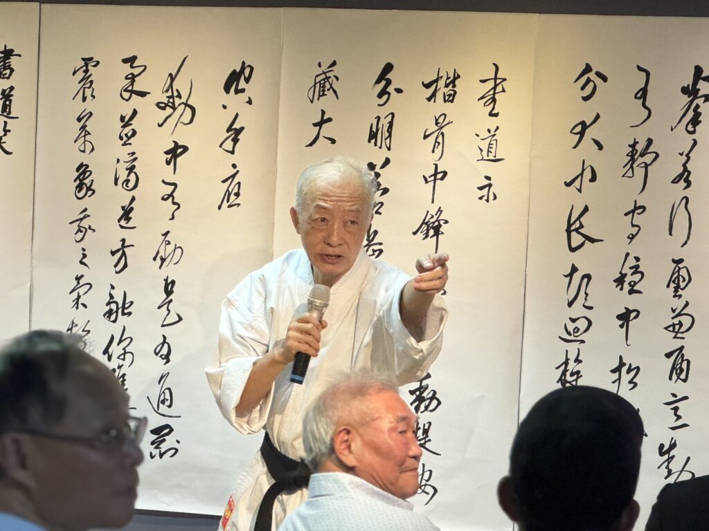 ▲練武習藝的鄭茂林,展現空手道靈活的身手,在書道領域展現怡然自得,快意自在的揮灑天性。(記者 詹佳綺/攝)