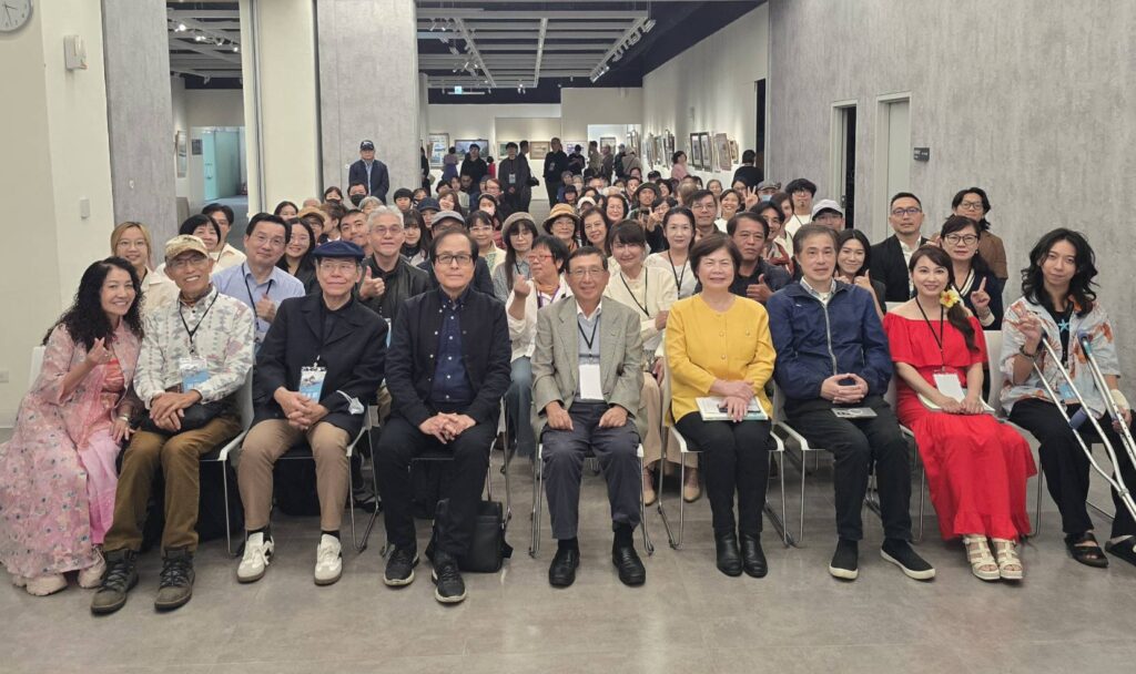 ▲出席開幕式的主協辦單位、藝文界貴賓與參展藝術家們以大合照表示了開幕式的圓滿,年度大展順利成功。(記者 詹佳綺/攝)
