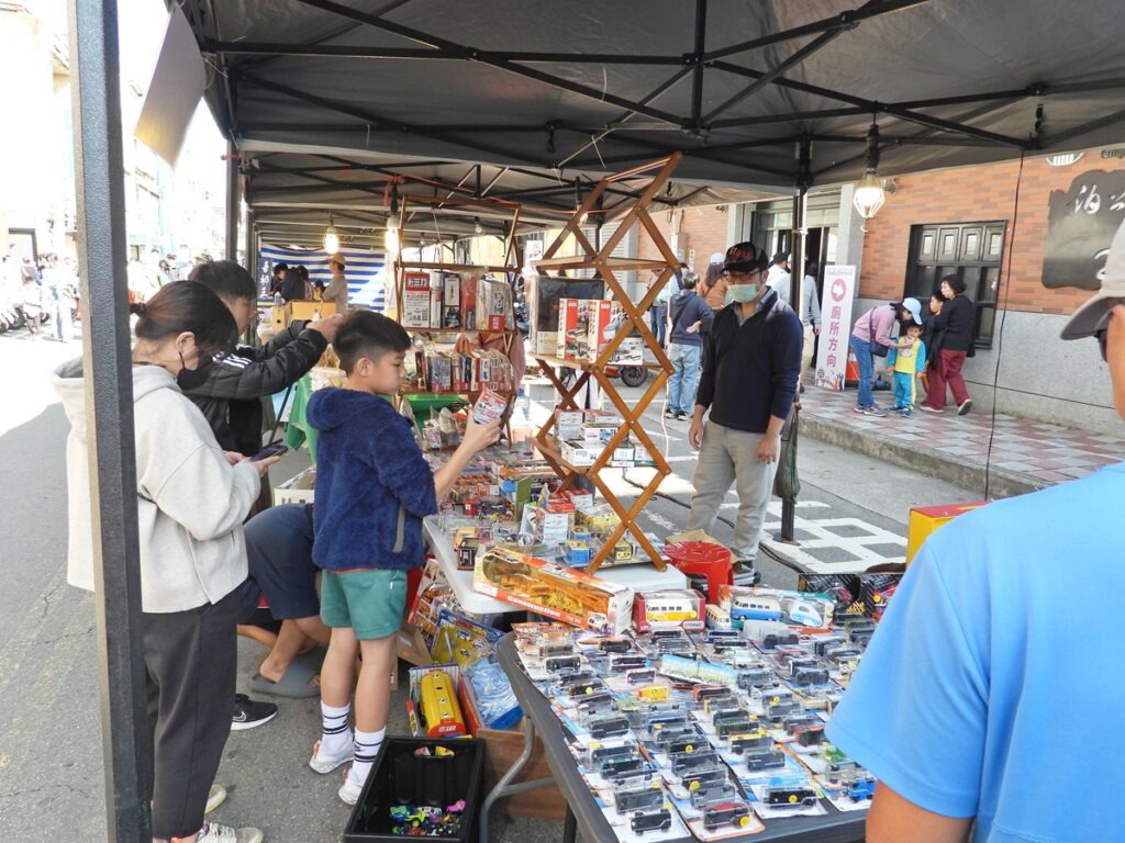 富岡鐵道藝術生活節吸引民眾前來尋寶。（圖/臺鐵公司提供）