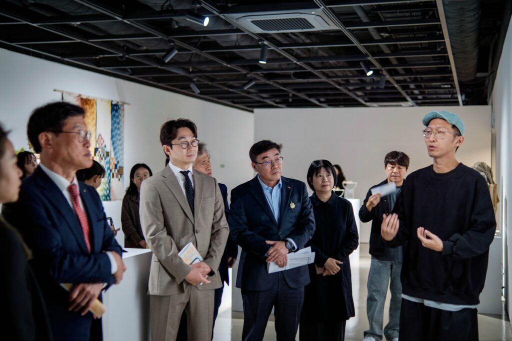 開幕期間，臺韓雙方工藝師於作品前交流創作理念、材料選擇與工法形式。（圖/工藝中心提供）