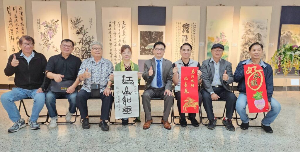 ▲台北及桃園參展藝術家與桃園市政府文化局副局長唐連成（右三）開幕式上合影留念。（記者 詹佳綺/攝）