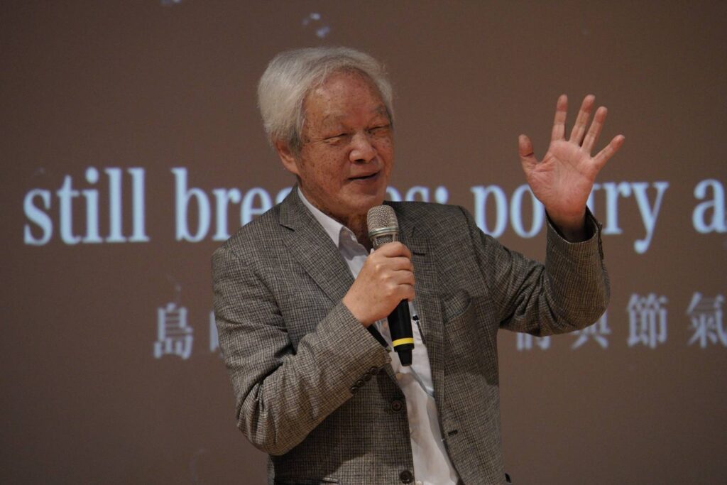 ▲作家向陽說明自己創作的文學作品的訴求內涵與文化意義。(圖/臺文館 提供)