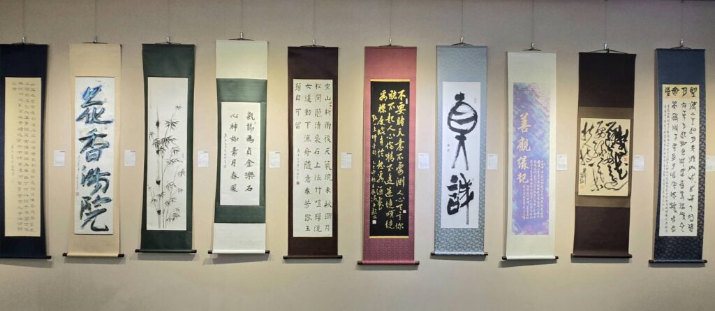 ▲來自法國的國際參展作品，呈現文字與筆墨的勁道與詩意，格外受到觀者的關注。（記者 詹佳綺/攝）