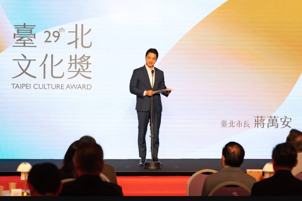 ▲臺北市市長蔣萬安推崇兩位臺北文化獎得獎人，並肯定他們在文化出版領域的正向貢獻。（圖/臺北市文化局 提供）