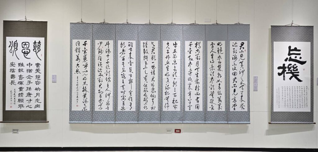 ▲展出的作品各體兼備，呈現書藝的博大精深，豐富了文化價值與內涵。左一為活水書會會長彭世宜老師的創作作品，極具質感，強化了視野的延伸性。（記者 詹佳綺/攝）