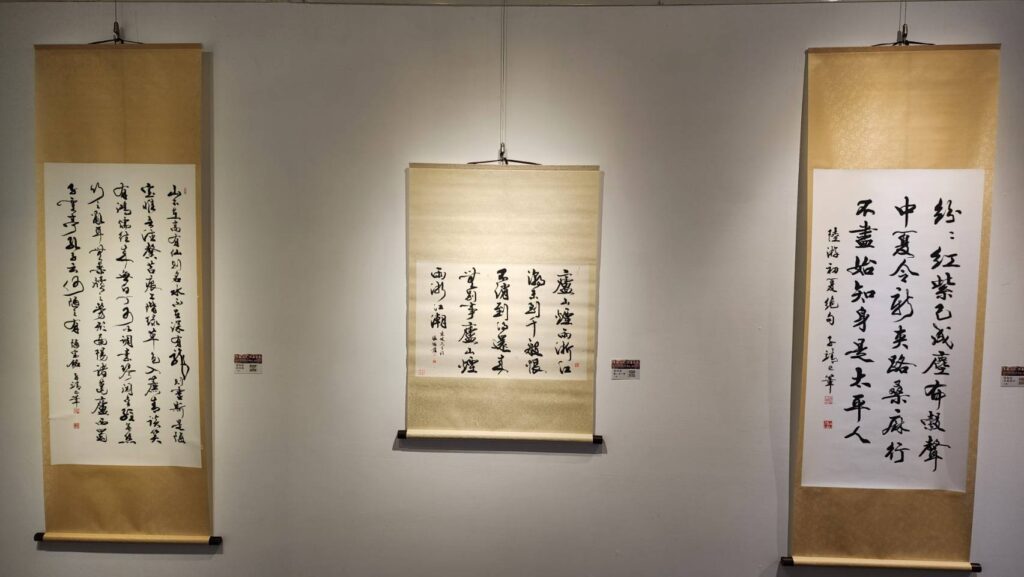 ▲張炳煌教授的e筆書法創作，呈現有別於傳統的創作手法，令人眼界大開。（記者 辛澎祥/攝）