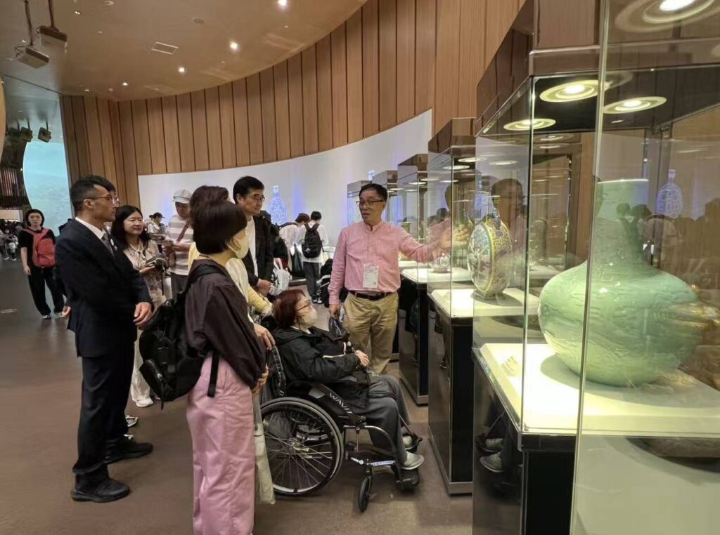 ▲在大阪世博會展場所展出的彩瓷藏品，蘊涵了中華文化博大精深的精髓，成為古文物界追求典藏的標地。（圖/吳稚亮 提供）