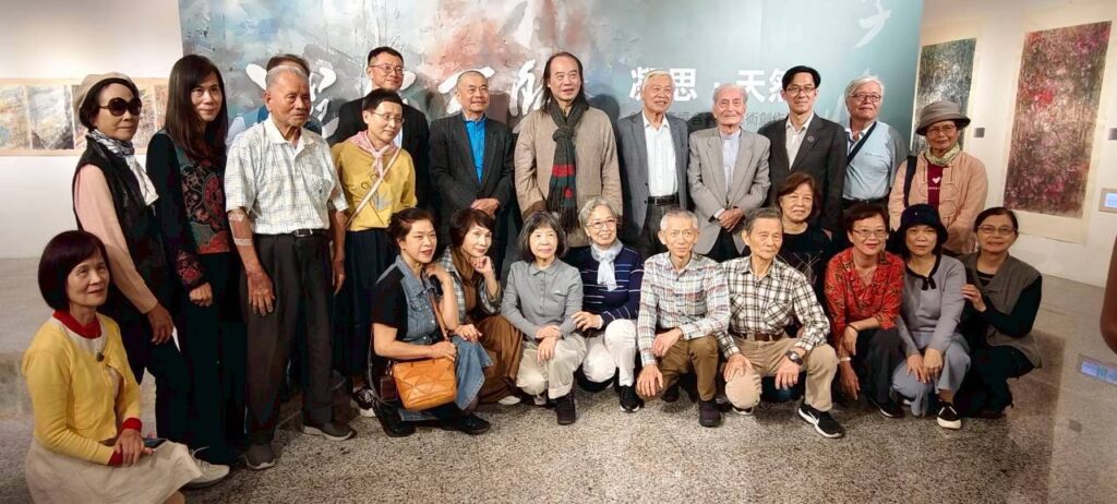▲出席開幕式的貴賓與李憶含老師合影留念,場面相當熱烈。(圖/彰化生活美學館 提供)