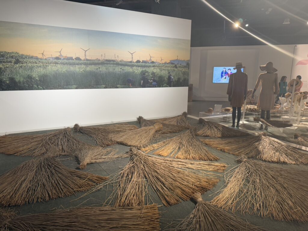 展場再現中部海線地區日曬藺草的特色地景。(圖/纖博館提供)