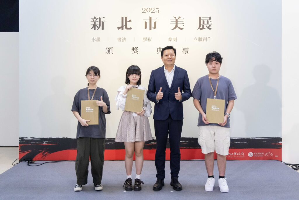 「青春組」水墨類前三名得獎者合影。（圖/文化局提供）