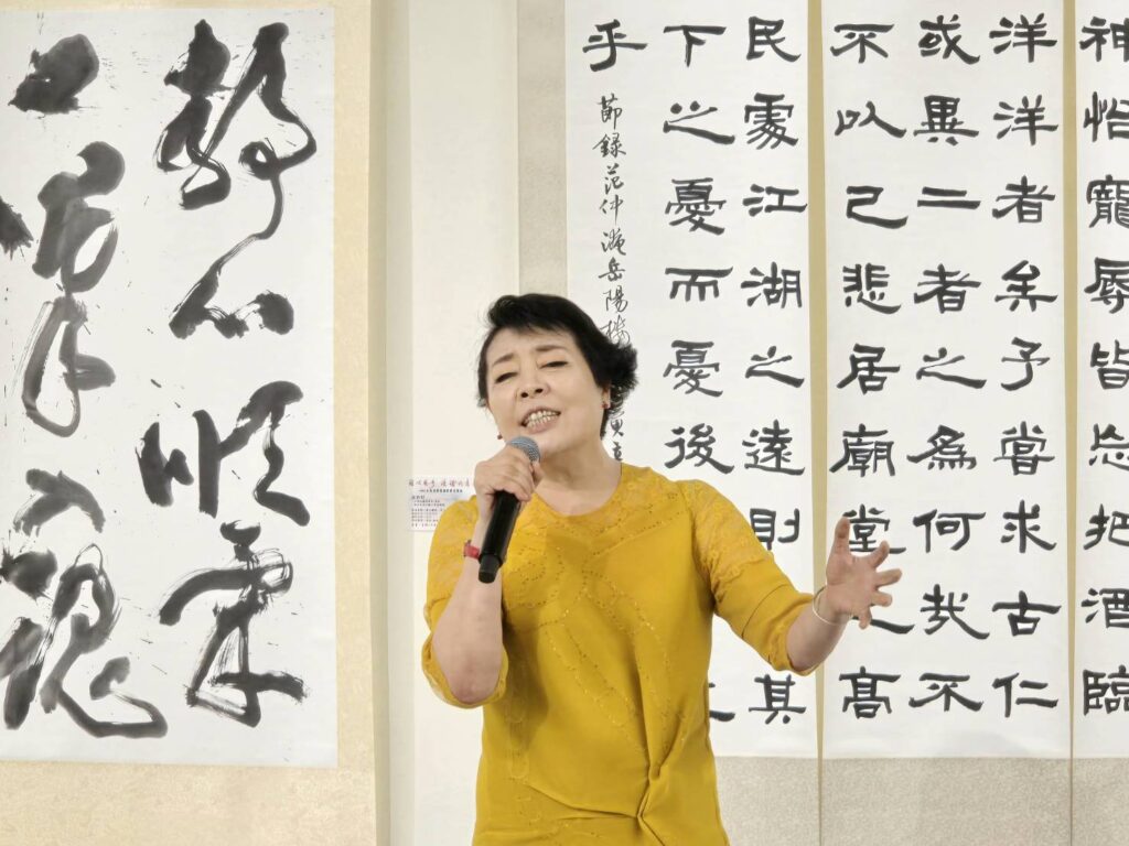 ▲國際知名聲樂家簡文秀教授在協會書畫聯展開幕式上高歌，讓與會貴賓及藝術家們聽得如痴如醉。（記者 詹佳綺/攝）