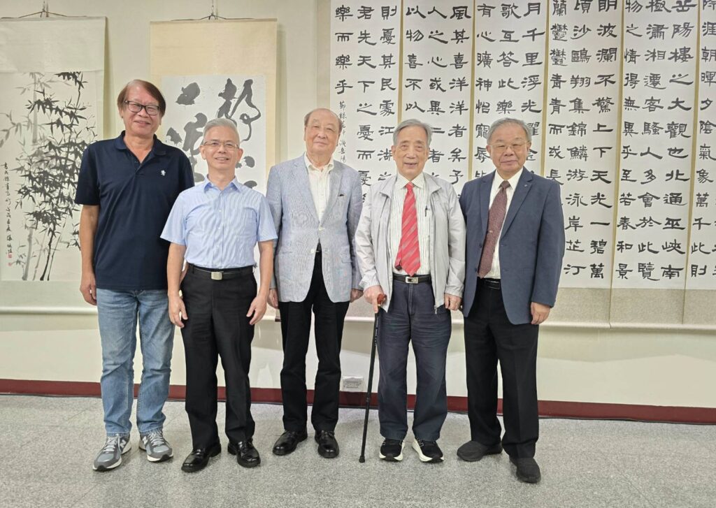 ▲開幕式的致詞貴賓難得合影留念，左起辛澎祥理事長、楊旭堂理事長、前文化部長洪孟啟、前臺藝大校長黃光男與中華書學會理事長張炳煌教授。（記者 詹佳綺/攝）