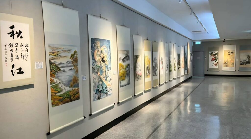 ▲展場所展出的水墨畫作，精緻多彩，格外成為關注的焦點。（記者 詹佳綺/攝）