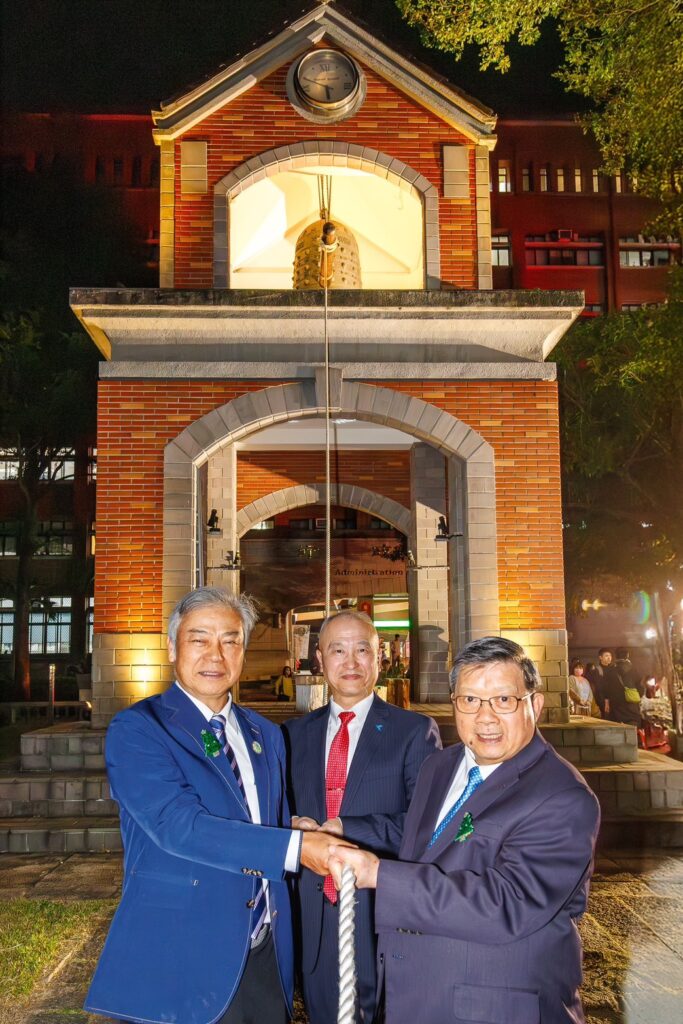 ▲億光電子董事長葉寅夫（右）與陳慶和校長（中）及粘舜權理事長一同敲響象徵祝福與希望的和平鐘。（圖/億光文化基金會 提供）