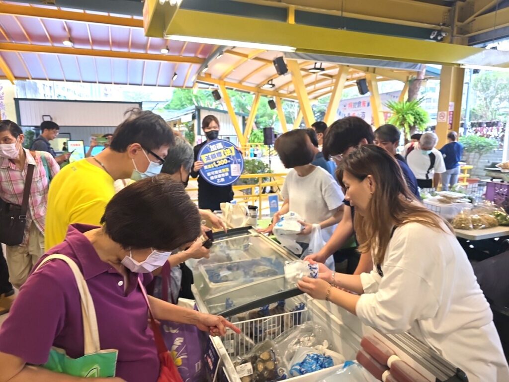 希望廣場貢寮鮑搶鱻鮑展售活動，民眾購買貢寮漁特產品。（圖/新北市漁業處提供）