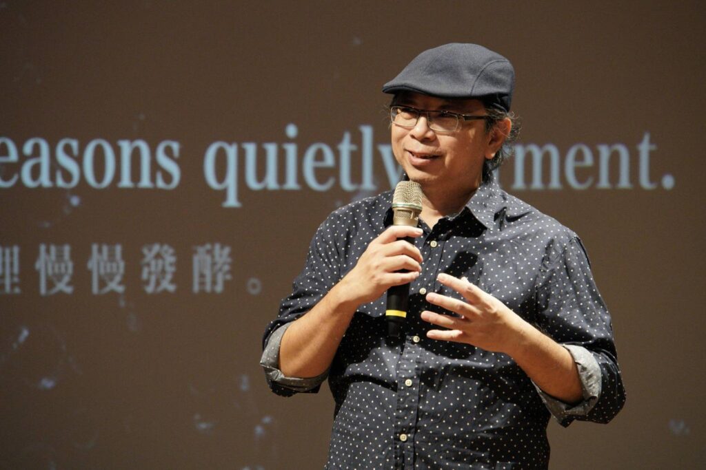 ▲策展人黃心健說明臺灣作家節的創作人背景與作品訴求的內涵。(圖/臺文館 提供)
