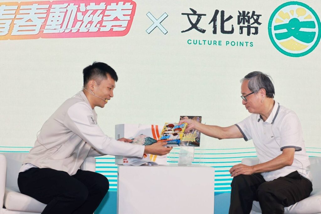 ▲文化部長李遠（右）與運動部長李洋為出版新書而互動交流，充滿趣味。（記者 辛澎祥/攝）