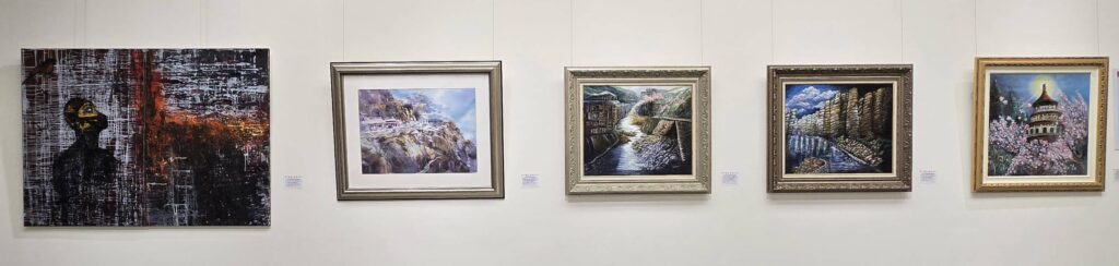 ▲▼在油畫與燒蠟畫的交織展出中,看見參展藝術家在運用繪畫技巧上所表現出主題意識的生命律動,令人讚嘆不已。(記者 詹佳綺/攝)
