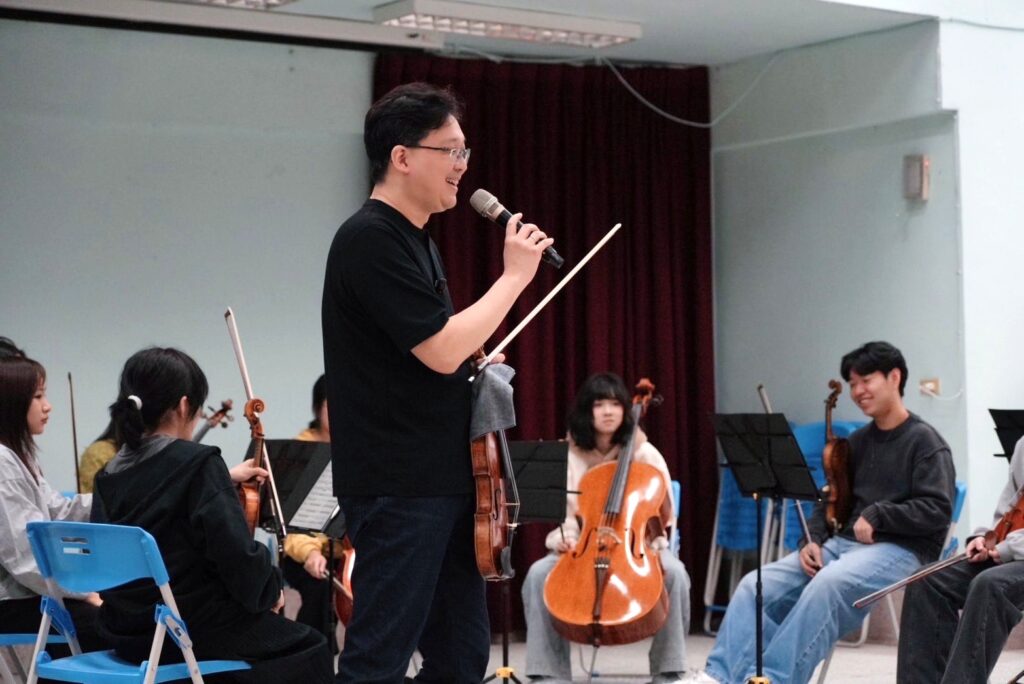 NSO代理首席鄧皓敦帶領青年音樂家組成的絃樂室內樂團與宜蘭學子交流。（圖/NSO提供）