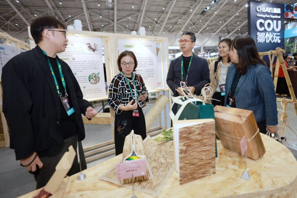 ▲文化部次長王時思(左二)在展場專人導覽時,表達對展出內容物的重視。(圖/文化部 提供)
