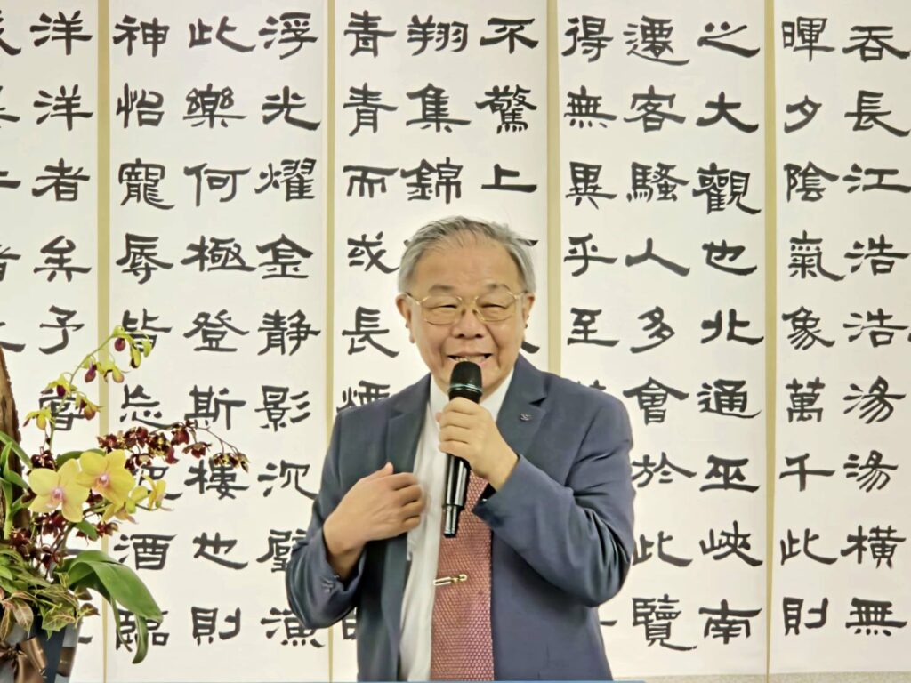 ▲中華民國書學會會長張炳煌教授，強調本次聯展有多幅聯屏書法作品的展出，格外受到觀者的重視，是一檔很大進步性的書畫展覽。（記者 詹佳綺/攝）