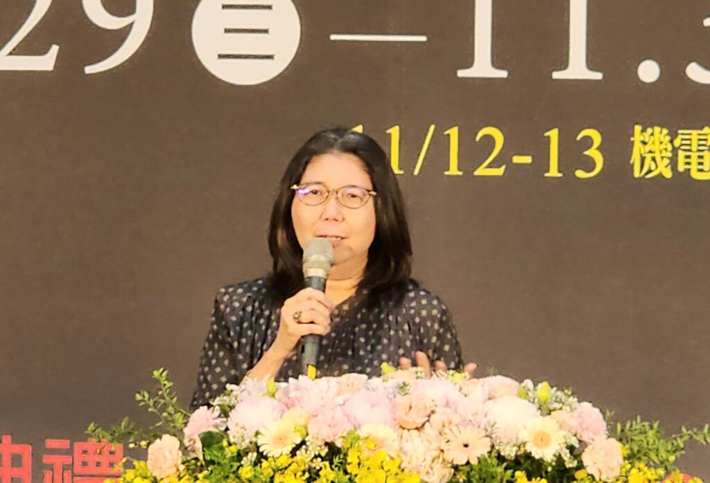 ▲中正紀念堂管理處處長張惠君致詞時表達對卓麗秋老師「人如作品 作品如人」的推崇。（記者 詹佳綺/攝）