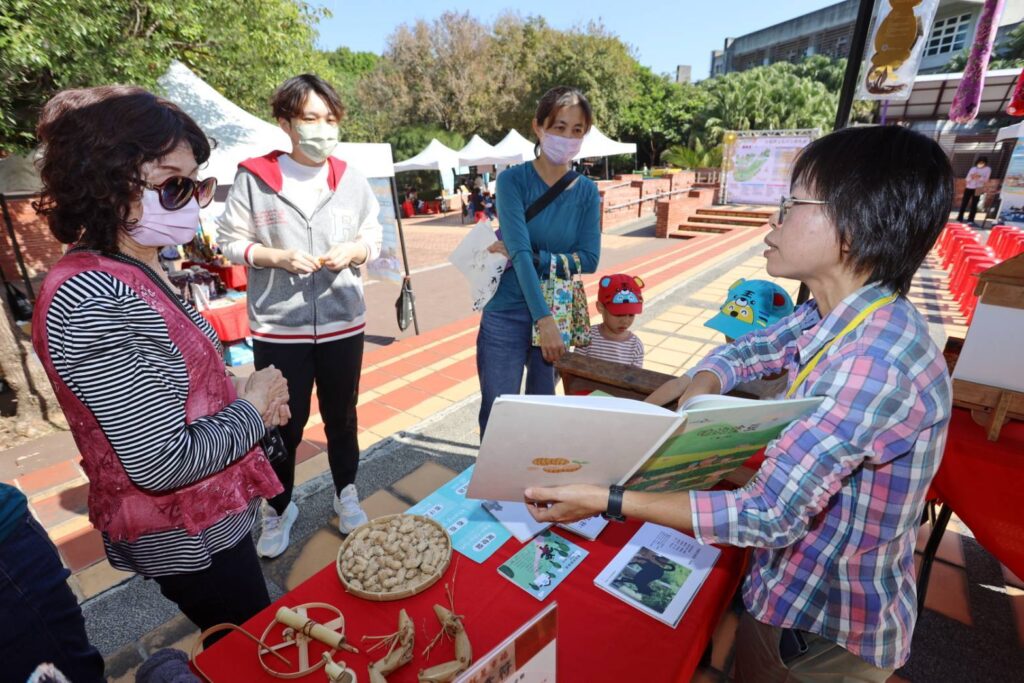 ▲在地民眾來到展場了解文化基地與社區營造發展的現況與契機。（圖/彰化生活美學館 提供）