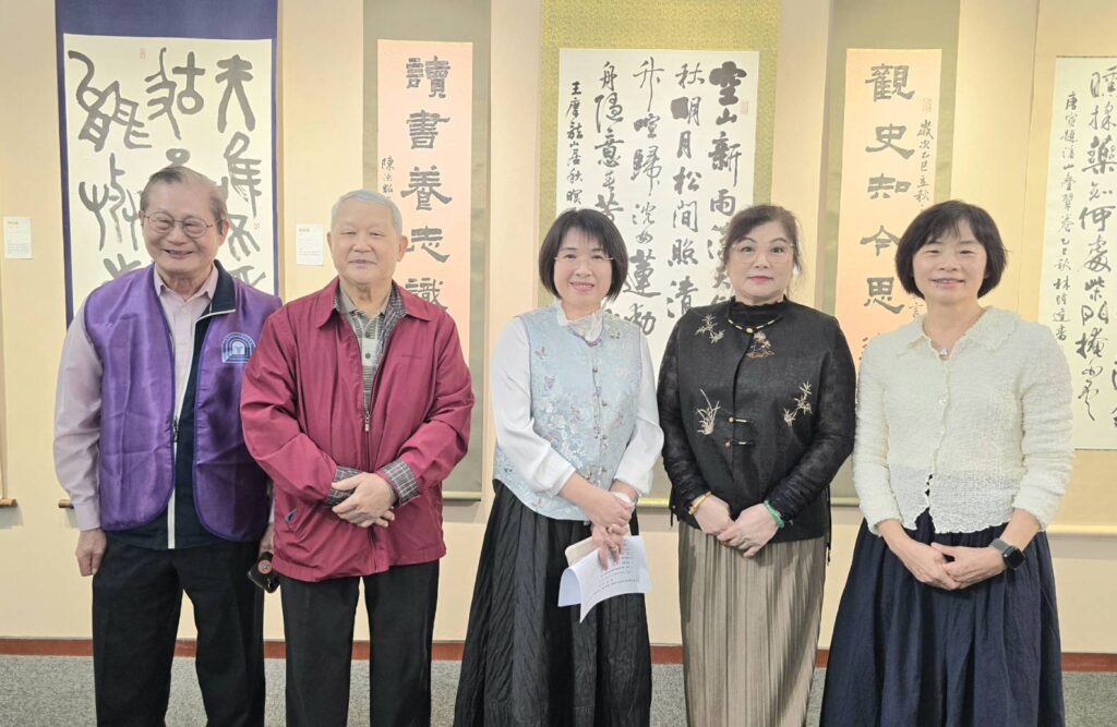 ▲歷屆的中華民國書法教學研究學會理事長出席開幕式盛會，並開心合影留念。左起張有趁、曾安騰、現任理事長陳泱昭、黃素珍與黃雲娟老師。（記者 詹佳綺/攝）