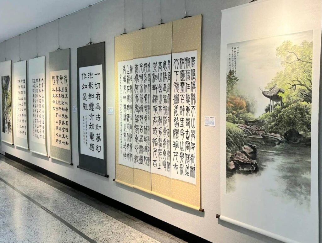 ▲協會會員的展出之書畫作品，水準之高也受到民眾的讚佩。（記者 詹佳綺/攝）
