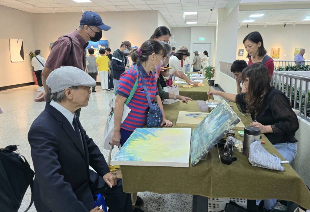 ▲開幕式後並舉行藝術示範活動，民眾踴躍參加，場面熱烈。（記者 詹佳綺/攝）