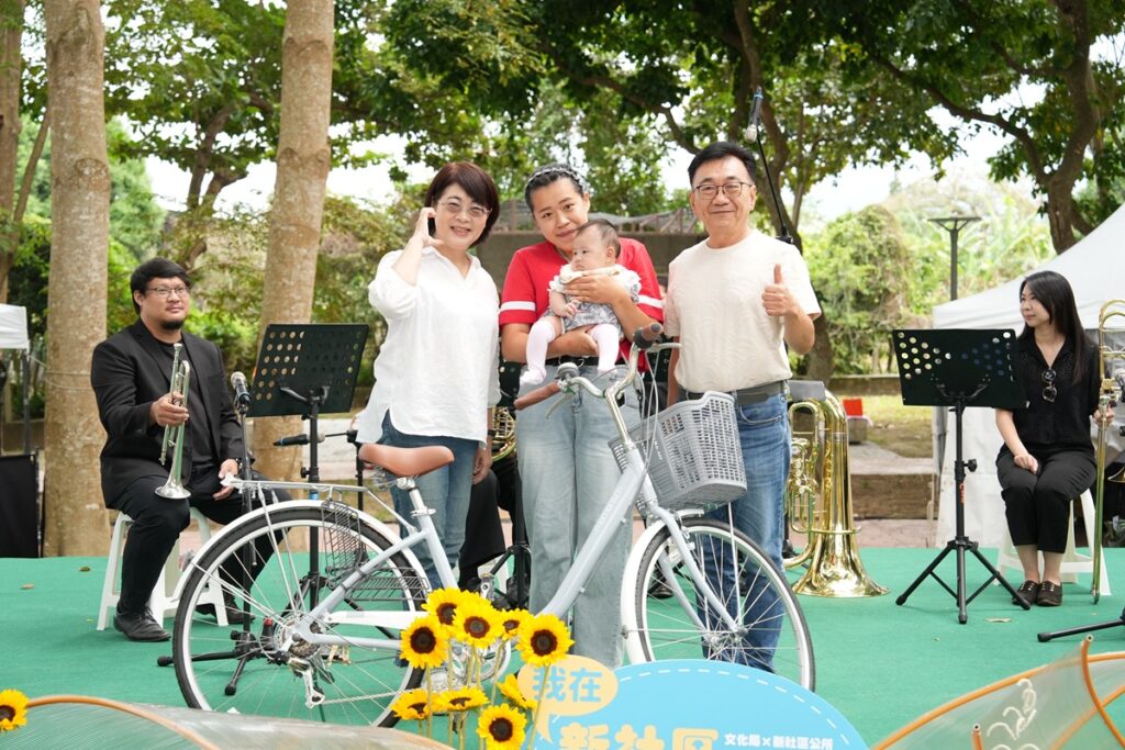 文化局長陳佳君（左）頒獎給抽中大獎的幸運民眾（中）。（圖/文化局提供）