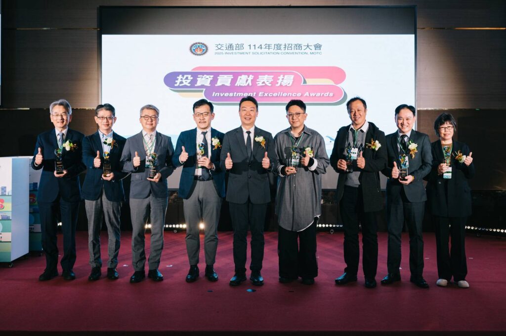 ▲交通部長陳世凱(中)與獲獎單位合影留念。(圖/交通部 提供)