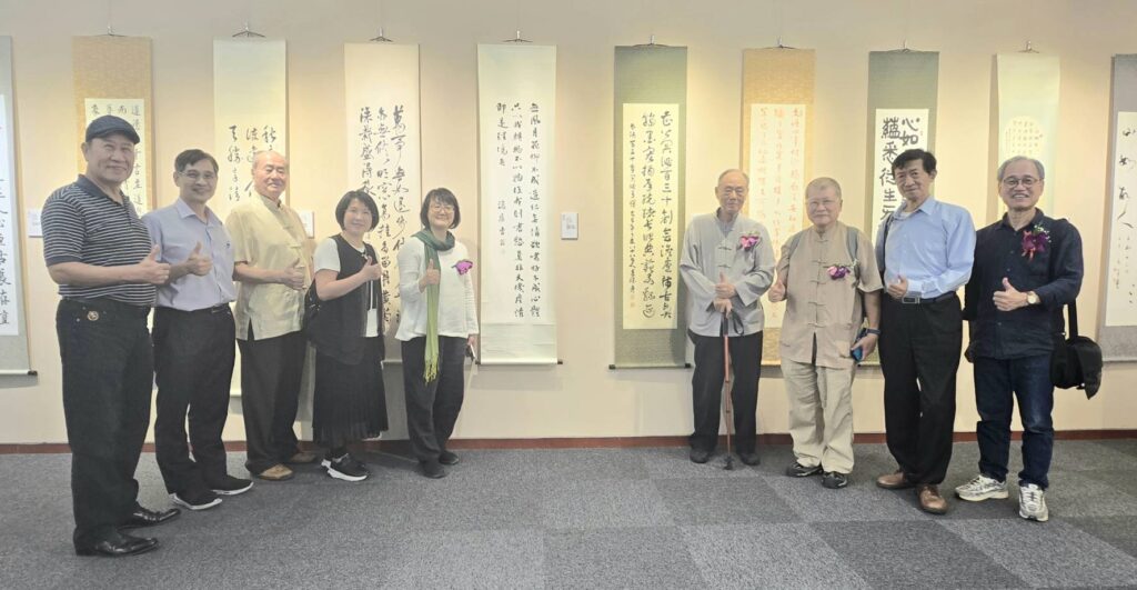 ▲澹廬書會名譽理事長連勝彥（右四）及澹廬文教基金會董事長連瑞芬（左五）在展場與多位書法家合影留念。（記者 詹佳綺/攝）