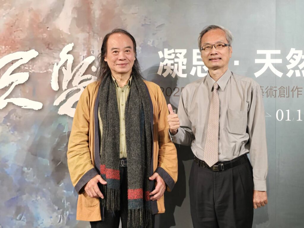 ▲彰化生活美學館館長尹彙武(右)特別在媒體發佈會上介紹藝術家李憶含老師,以他彰化弟子回鄉舉辦個展的意義,期待鄉親民眾與藝文界人士都能前來觀展,以提昇心靈,視野大開。(記者 詹佳綺/攝)