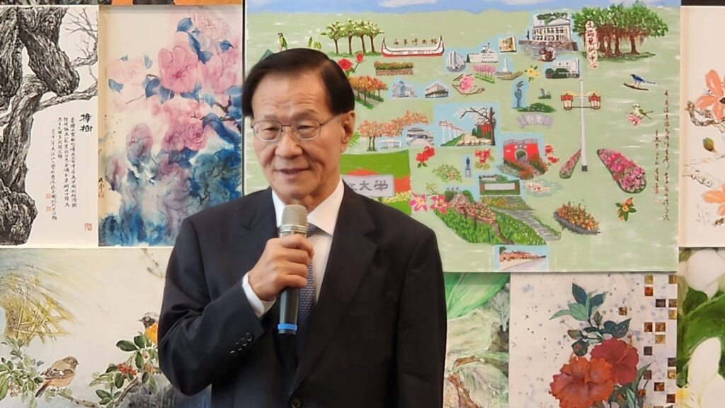▲淡江大學校長葛煥昭在淡的江大學創校75週年書畫大展開幕式上致詞，說明了創校至今的三化政策與主軸，在傳統與創新的AI融合下，得以與時代結合開創新局。（記者 辛澎祥/攝）