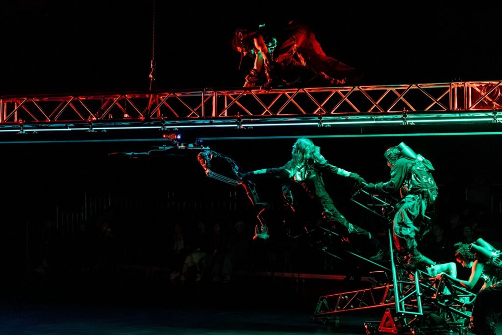 跨界大作《機神祭》(U>N>I>T>E>D)於臺北表演藝術中心藍盒子震撼登場。(圖/鄭宇辰攝)